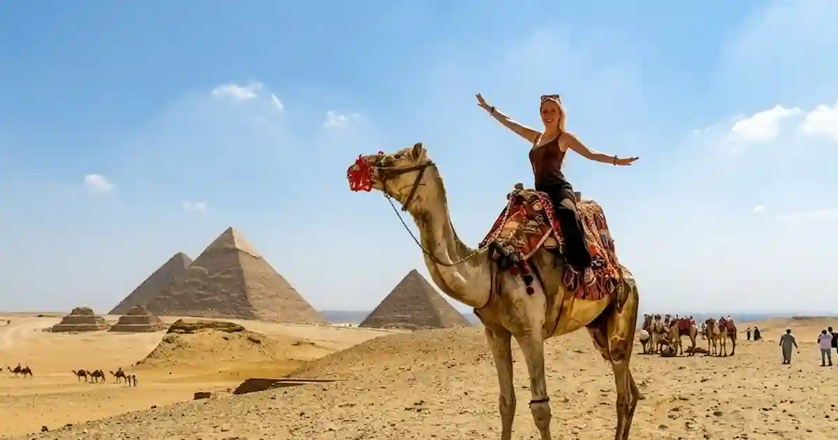 Camel ride during private tour Giza pyramids