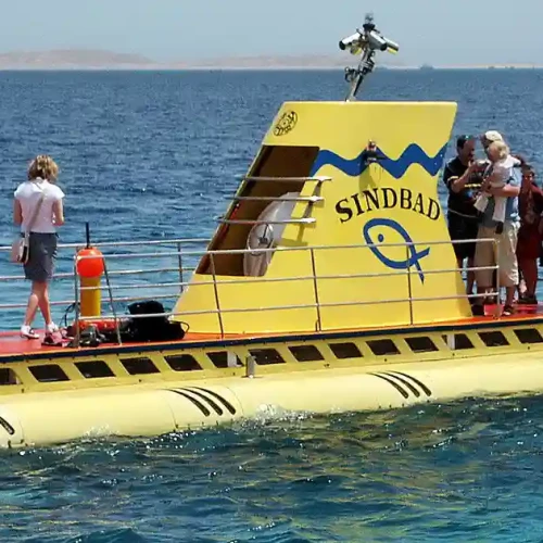 Deck des Sindbad Submarine Hurghada mit Blick auf das Rote Meer und Boarding Area Deck des Sindbad Submarine Hurghada mit Blick auf das Rote Meer und Boarding Area